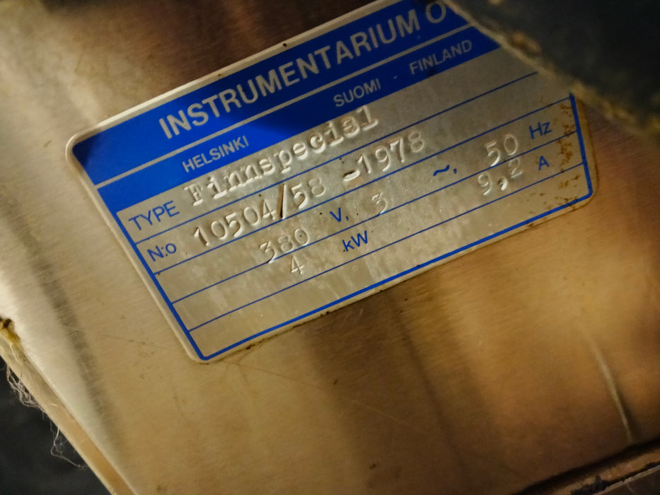 Metos paistouuni jalustalla